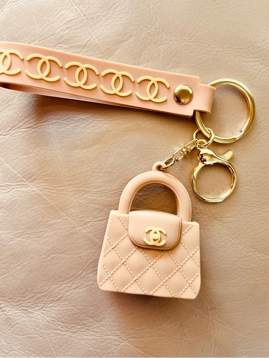 The Unbranded Brand Accessories - Tan Quilted Mini Bag CC Logo Keyring with Gold Hardware.        NEW